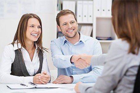 Foto Wenn sich Ex-Partner nicht einigen k�nnen, droht die Teilungsversteigerung, mit oft herben Verlusten f�r beide Seiten. Was das Verfahren bedeutet, wie es abl�uft und warum es fast immer bessere Alternativen gibt. 