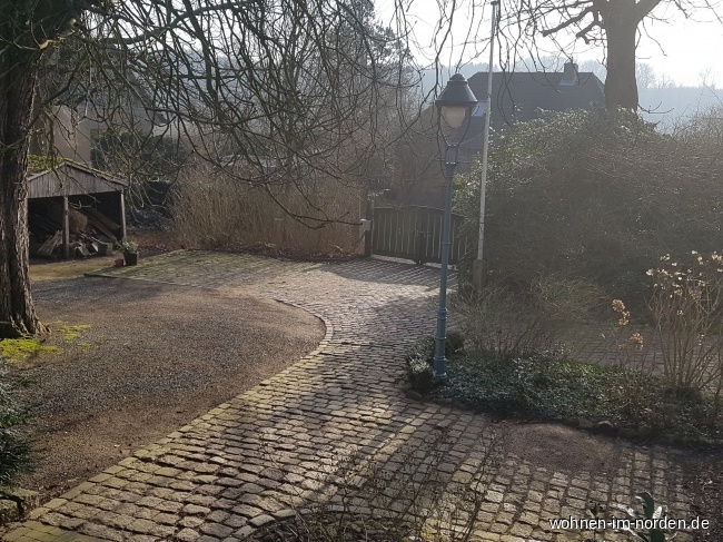 Verandablick auf den Vorplatz Villa Schretstaken