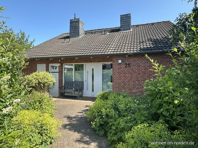 Straenansicht Molfsee Einfamilienhaus Molfsee Dorf- Grne Oase: Architektenhaus mit riesigem Grundstck und raffinierter Ebenenstruktur