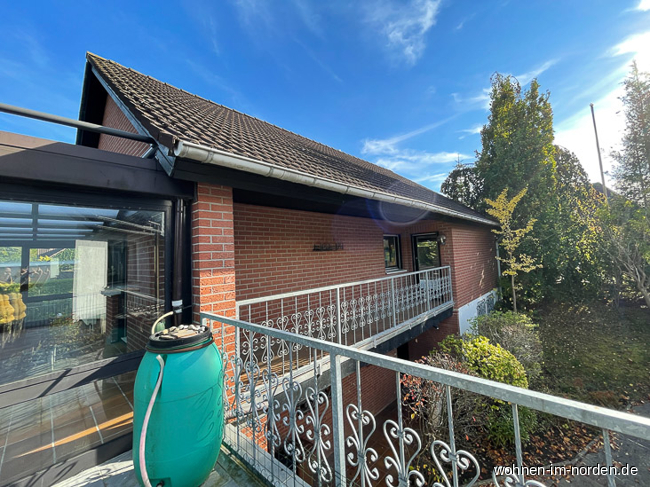 Blick von hinterer Terrasse auf Loggia Einfamilienhaus Wendtorf
