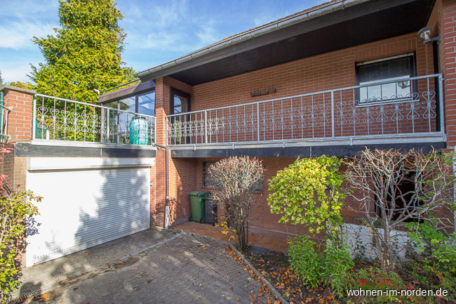 Seitlicher Blick mit Tiefgaragenzufahrt Einfamilienhaus Wendtorf