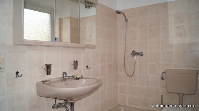 Badezimmer mit Dusche und Wanne Reihenmittelhaus Horst (Holstein)