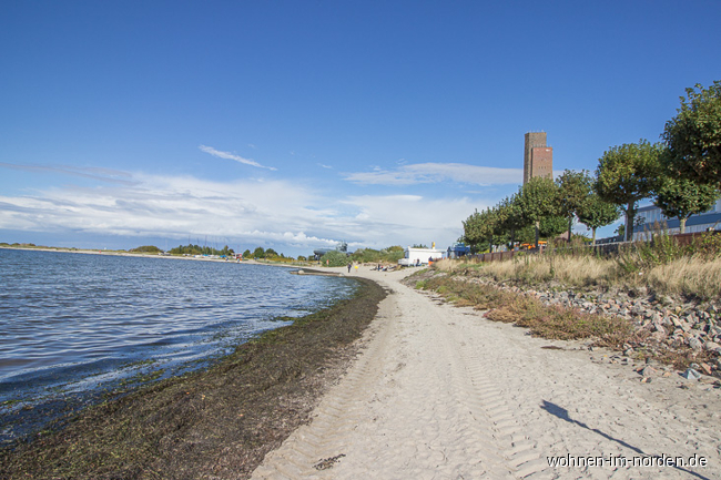 Strand direkt vor der Haustr Erdgeschosswohnung Laboe
