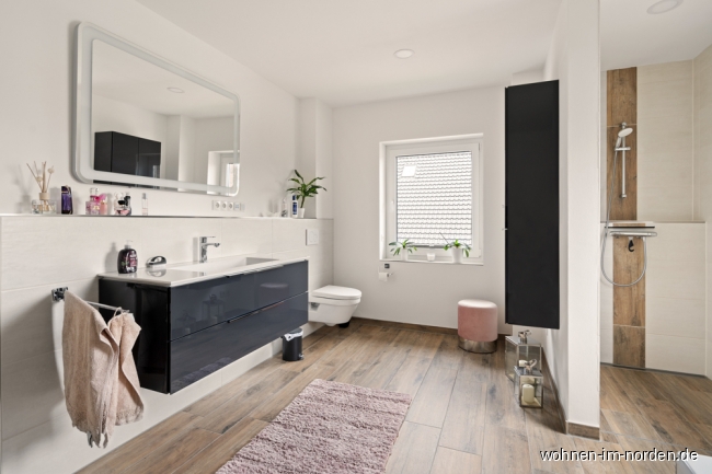 Badezimmer mit Dusche und Wanne im Obergeschoss Einfamilienhaus Horst (Holstein)
