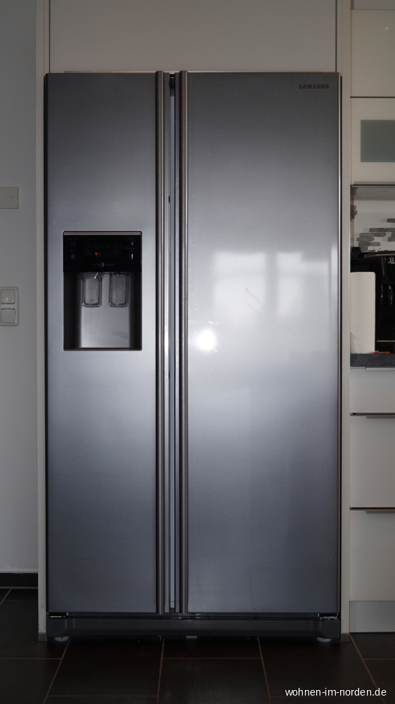 Side-by-Side Khlschrank mit Eiswrfelspender Dachgeschosswohnung Barmstedt
