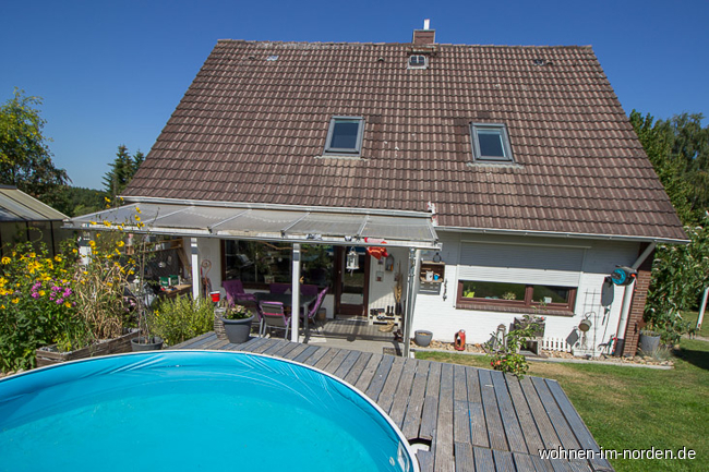 Ansicht hinten vom Pool aus Einfamilienhaus Kiel / Elmschenhagen