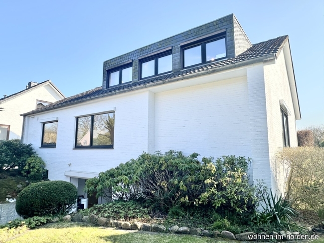 Stra�enansicht seitlich Einfamilienhaus Altenholz