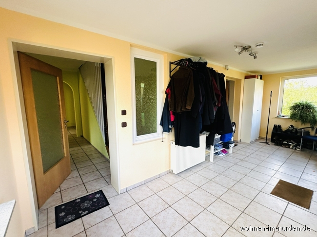 Dielenflur mit Zugang zu beiden Wohnungen Zweifamilienhaus Molfsee
