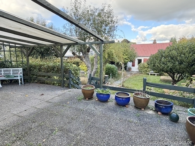 Terrasse mit Blick zum Gartenhaus Einfamilienhaus Neum�nster