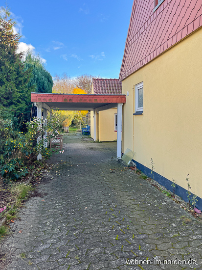 Auffahrt mit Carport von der Strae aus gesehen Doppelhaushlfte Eckernfrde