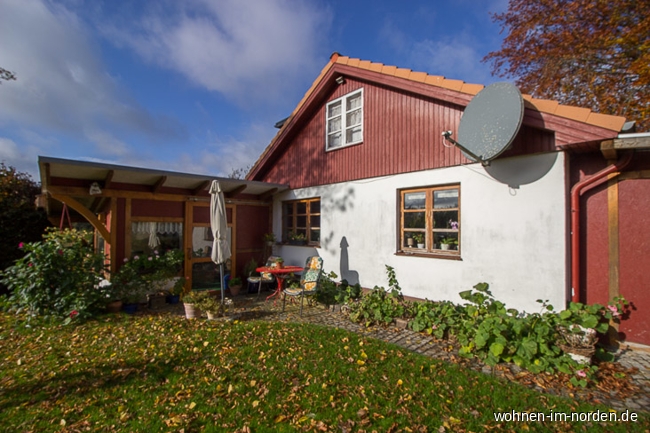 seitlicher Blick mit Terrasse Einfamilienhaus Brgge
