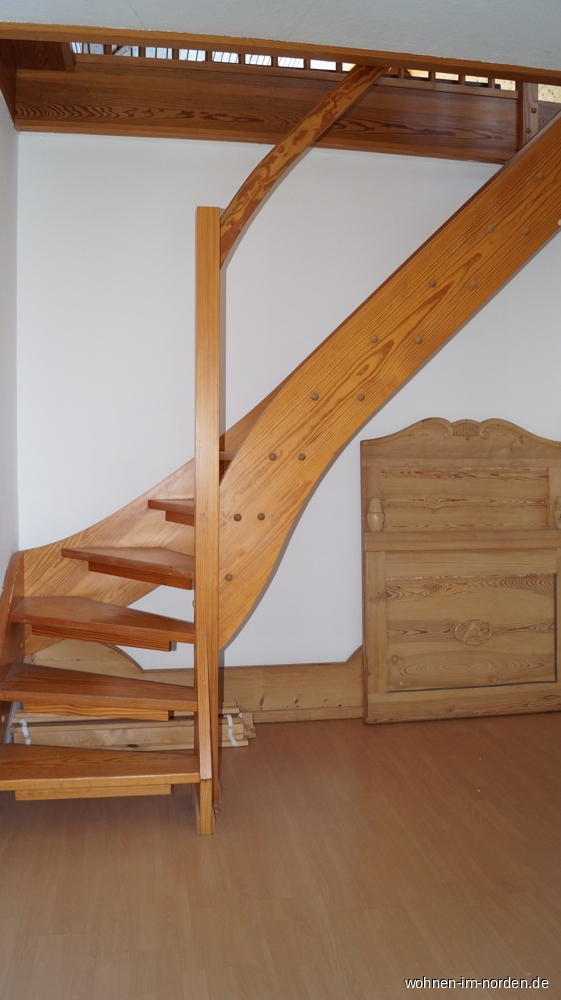 Treppe ins ausgebaute Dachgeschoss Reihenmittelhaus Horst (Holstein)