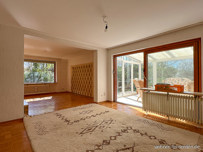Wohnzimmer mit Zugang zum Wintergarten Einfamilienhaus Schwentinental