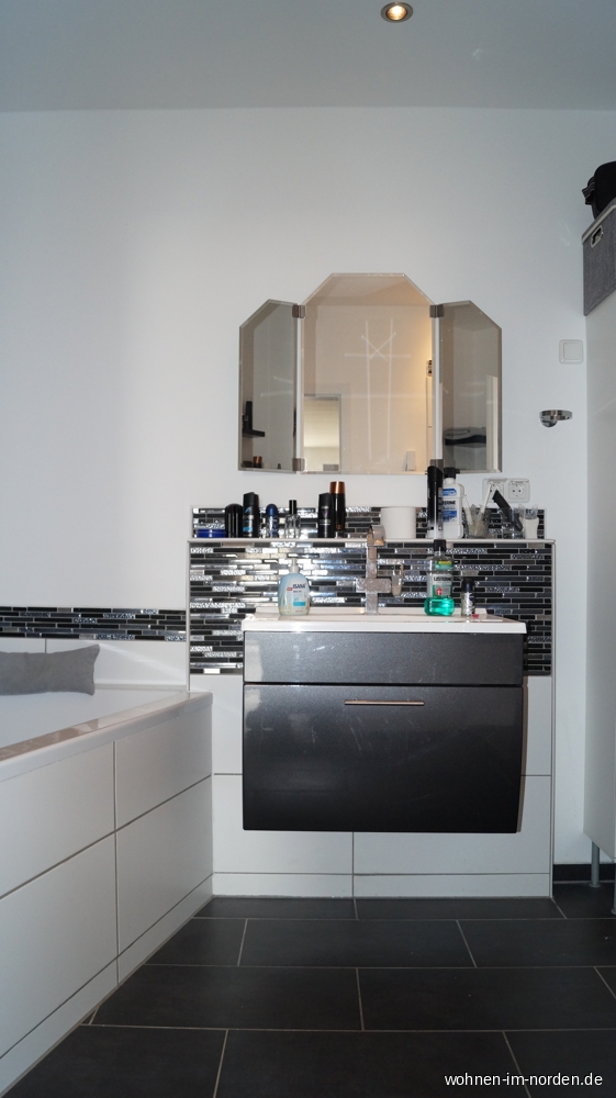 Badezimmer mit Wanne und Dusche Dachgeschosswohnung Barmstedt