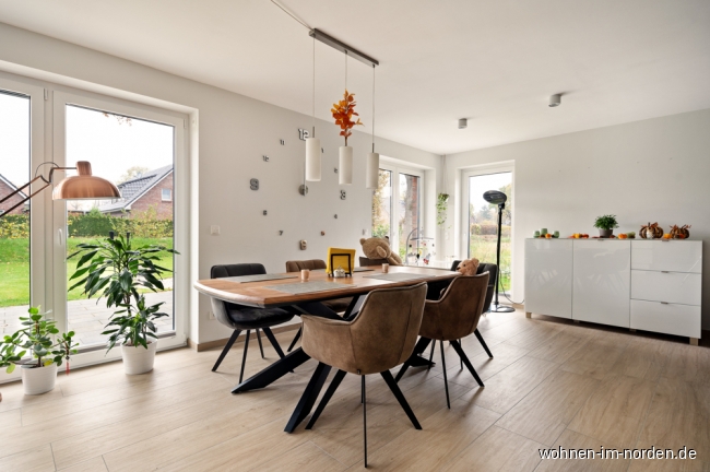 Essecke im gerumigen Wohnzimmer Einfamilienhaus Horst (Holstein)