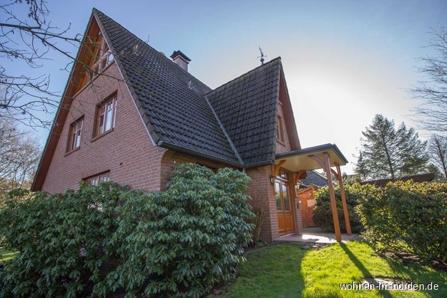 Hausansicht von der Seite Hollenstedt Einfamilienhaus Hollenstedt: Idyllisches Einfamilienhaus im Friesenstil mit viel Platz und hochwertiger Ausstattung