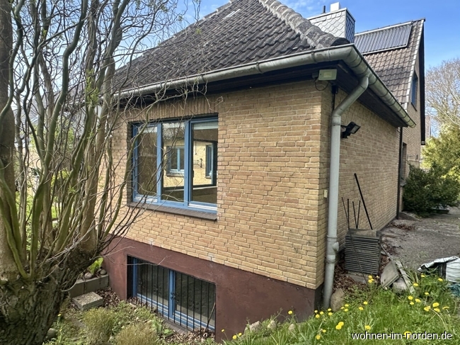 Gartenansicht seitlich mit Kellerfenster Einfamilienhaus Kiel / Suchsdorf