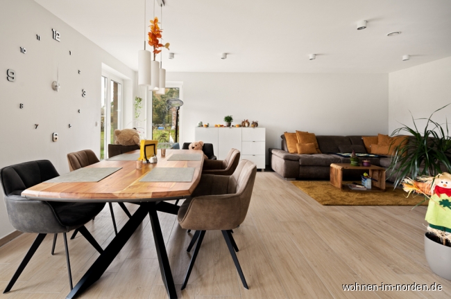 Ess- und Sitzecke im Wohnzimmer Einfamilienhaus Horst (Holstein)