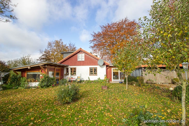 Blick durch den Garten auf das Haus Einfamilienhaus Brgge