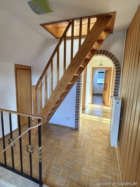 Flur und Treppe zum Dachgeschoss Einfamilienhaus Neum�nster