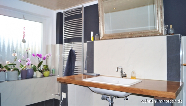 Eleganter Waschtisch im Badezimmer Etagenwohnung Lgerdorf