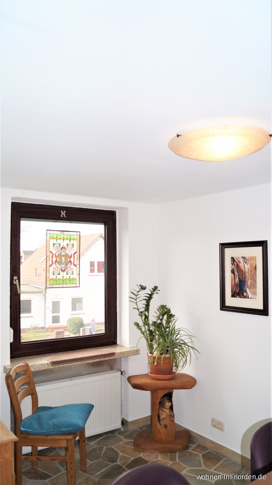 Fenster vis--vis vom Tresen im Wohnzimmer Etagenwohnung Lgerdorf