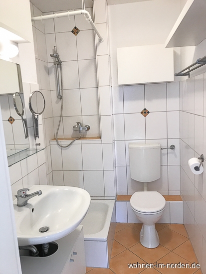 Badezimmer Dachgeschoss Links Mehrfamilienhaus Kiel / Sdfriedhof