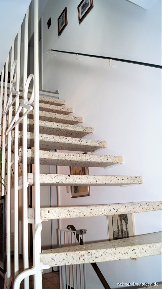 Treppe ins Dachgeschoss Etagenwohnung Lgerdorf