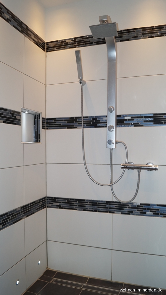 Regendusche mit Spotlights Dachgeschosswohnung Barmstedt