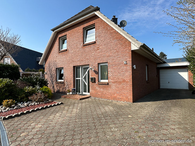 Vorderansicht mit Stellpltzen Einfamilienhaus Neumnster