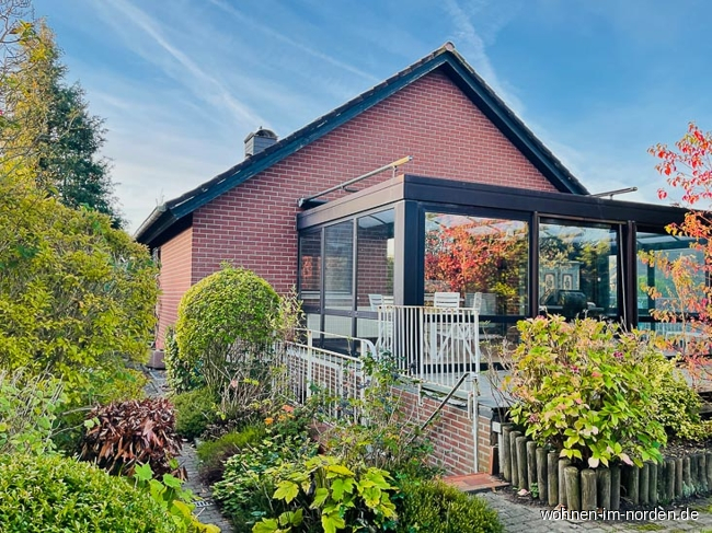 Gartenansicht auf Wintergarten Einfamilienhaus Wendtorf
