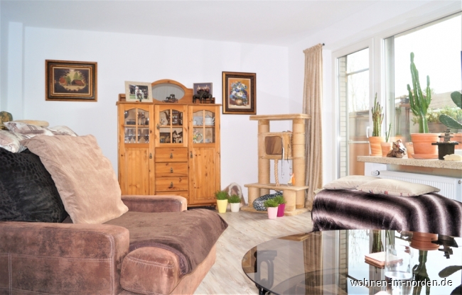 Wohnzimmer mit Zugang auf den Balkon Etagenwohnung Lgerdorf
