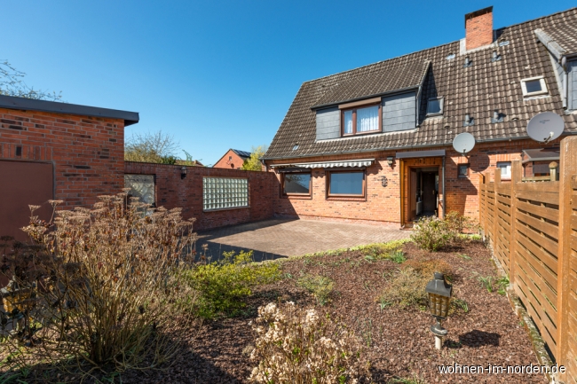 Sdseite Innenhof Hohenwestedt Doppelhaushlfte Gemtliche Doppelhaushlfte mit groem Grundstck und Aussenpool in Hohenwestedt !