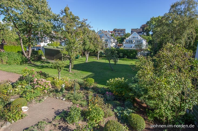 Blick von der Gartenterrasse in den Garten Erdgeschosswohnung Laboe