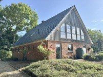 Hauptbild Osdorf: Traumhaftes Landhaus von 2018 mit eigener Pferdekoppel, Naturbadeteich, Sauna und Ostseenhe
