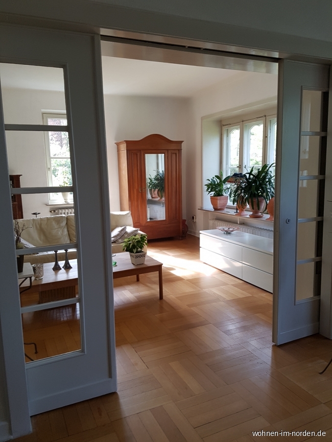 Wohnzimmer mit Schiebetren Stadthaus Neumnster