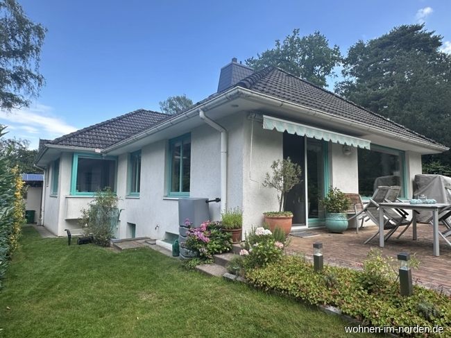 Seitliche Gartenansicht Bungalow Hamburg / Rissen