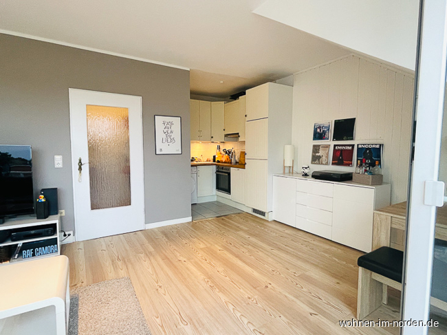 Wohnraum mit Blick zur Kchennische Dachgeschosswohnung Kiel / Pries