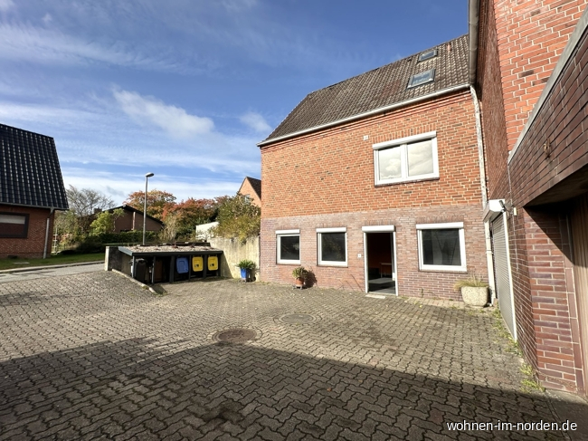 Hof mit Souterrain Zweifamilienhaus Molfsee