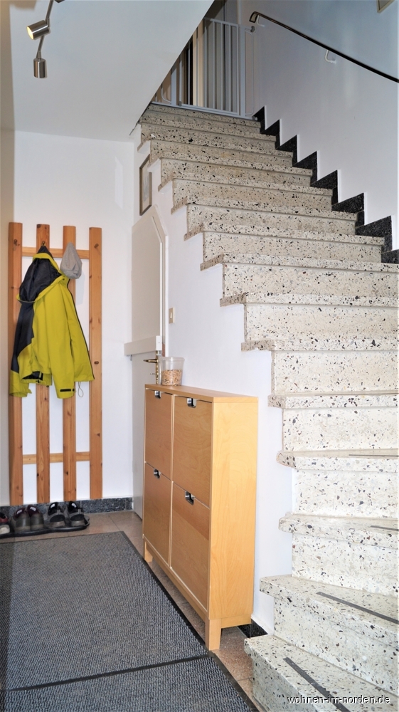 Wohnungsflur im Erdgeschoss mit Zugang zum Keller und der Treppe zu der im Obergeschoss gelegenen Wohnung Etagenwohnung Lgerdorf