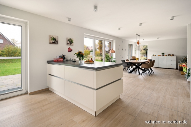 Blick von der offenen Kche in den Wohn- und Essbereich Einfamilienhaus Horst (Holstein)
