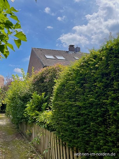 Weg am Grundstck entlang Reihenendhaus Kronshagen